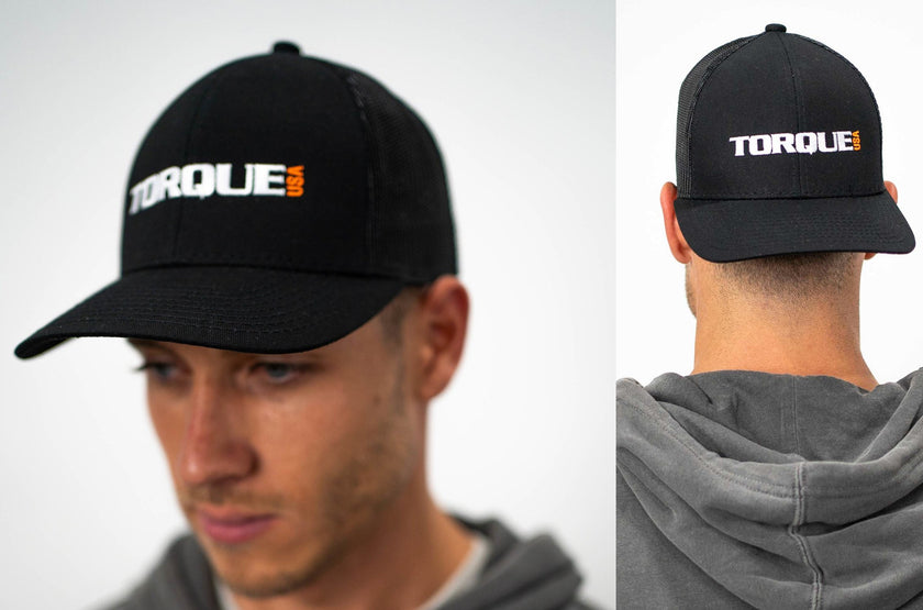 Man Wearing Torque Mesh Back Hat<black>